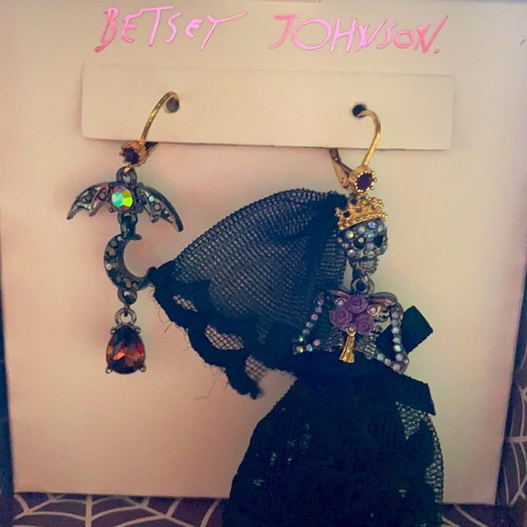 New Betsey Johnson Skeleton Bride Mismatch Earrings - Picture 10 of 12